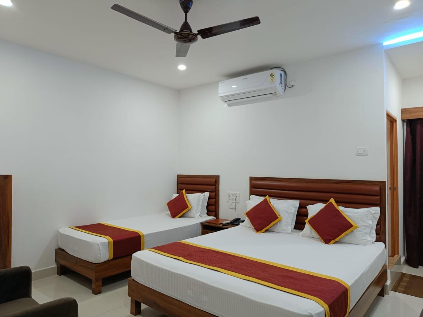 Hotel Executive Inn Hailakandi Exterior foto